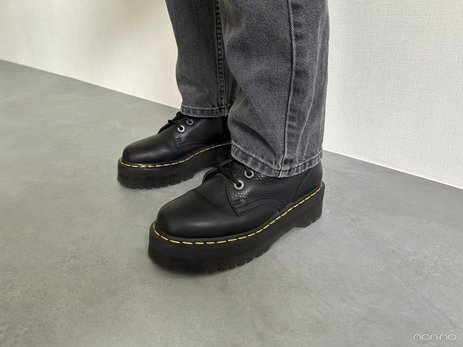 井上和の夏私服2025の靴カット