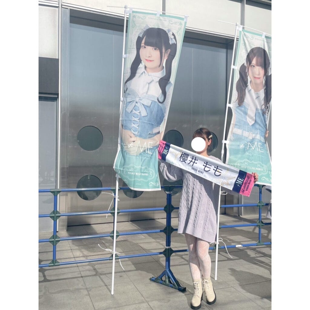 櫻井もものタオルを持つ