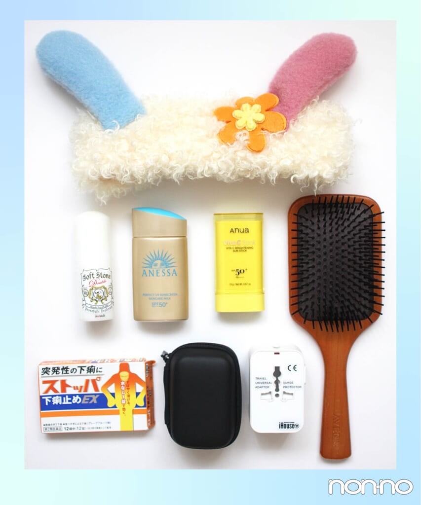 変換プラグ、ヘアバンド、日焼け止めなど