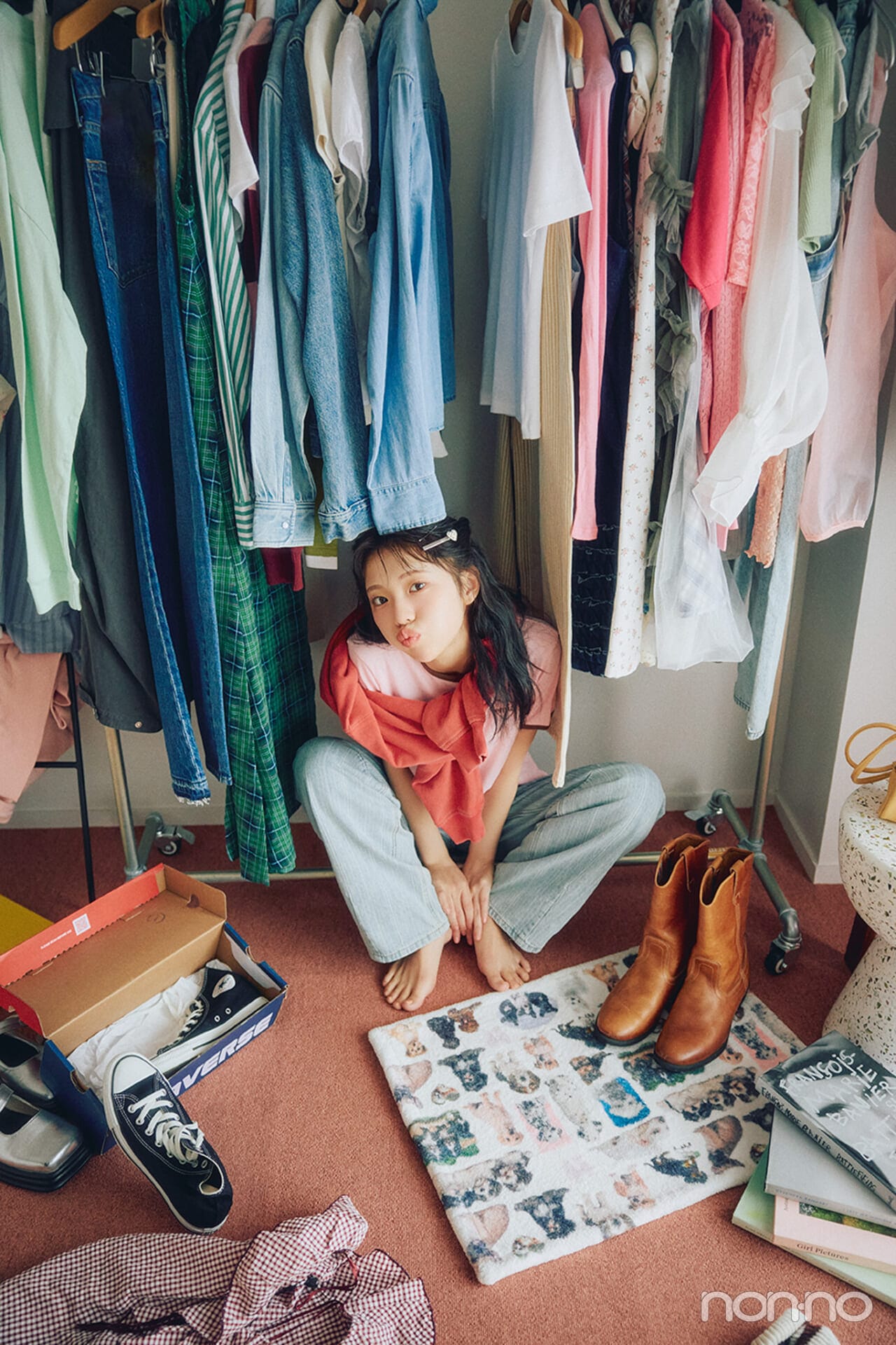 菊地姫奈のひなでぃぐ。第10回の服に囲まれるショット