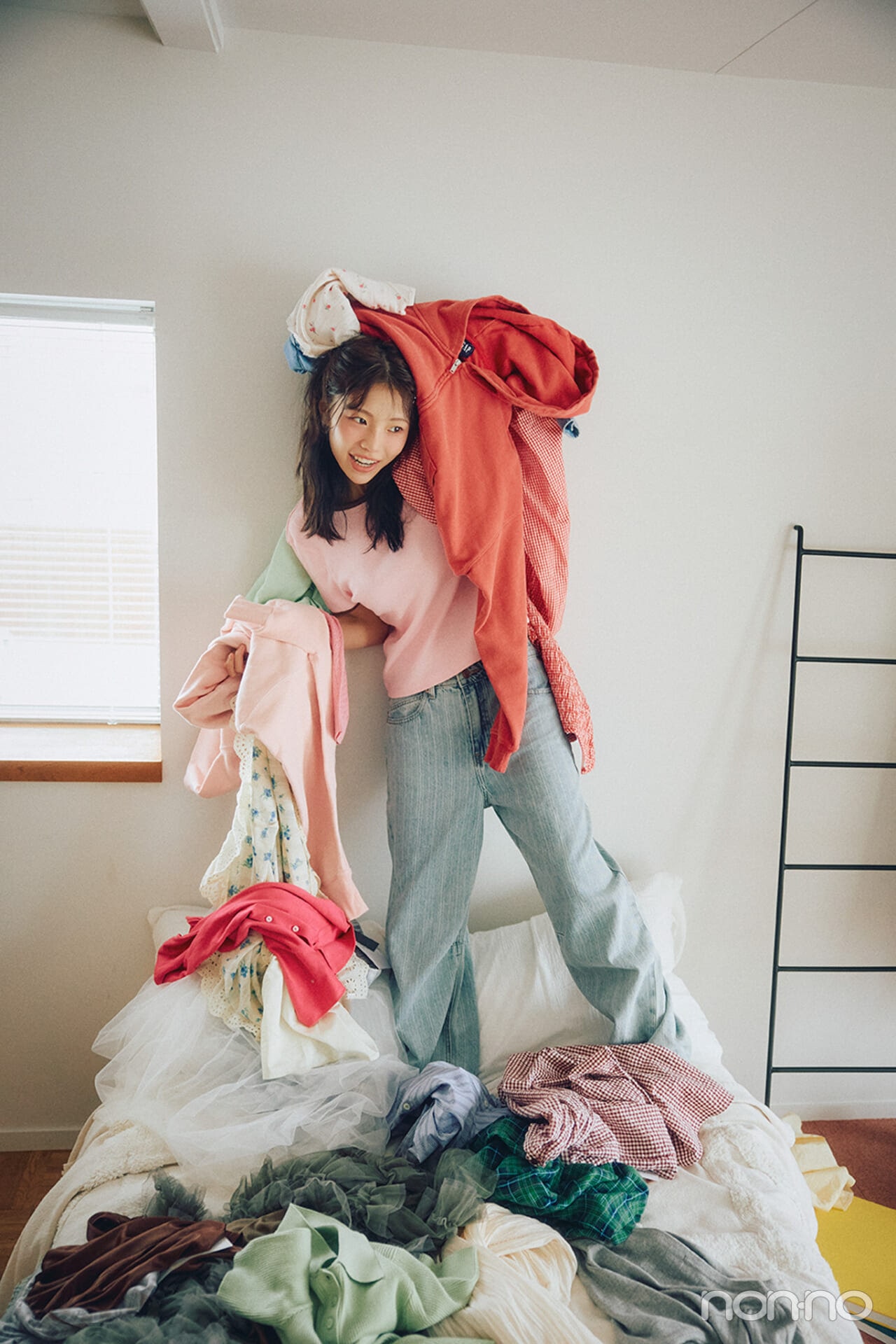 菊地姫奈のひなでぃぐ。第10回の服を抱えるショット