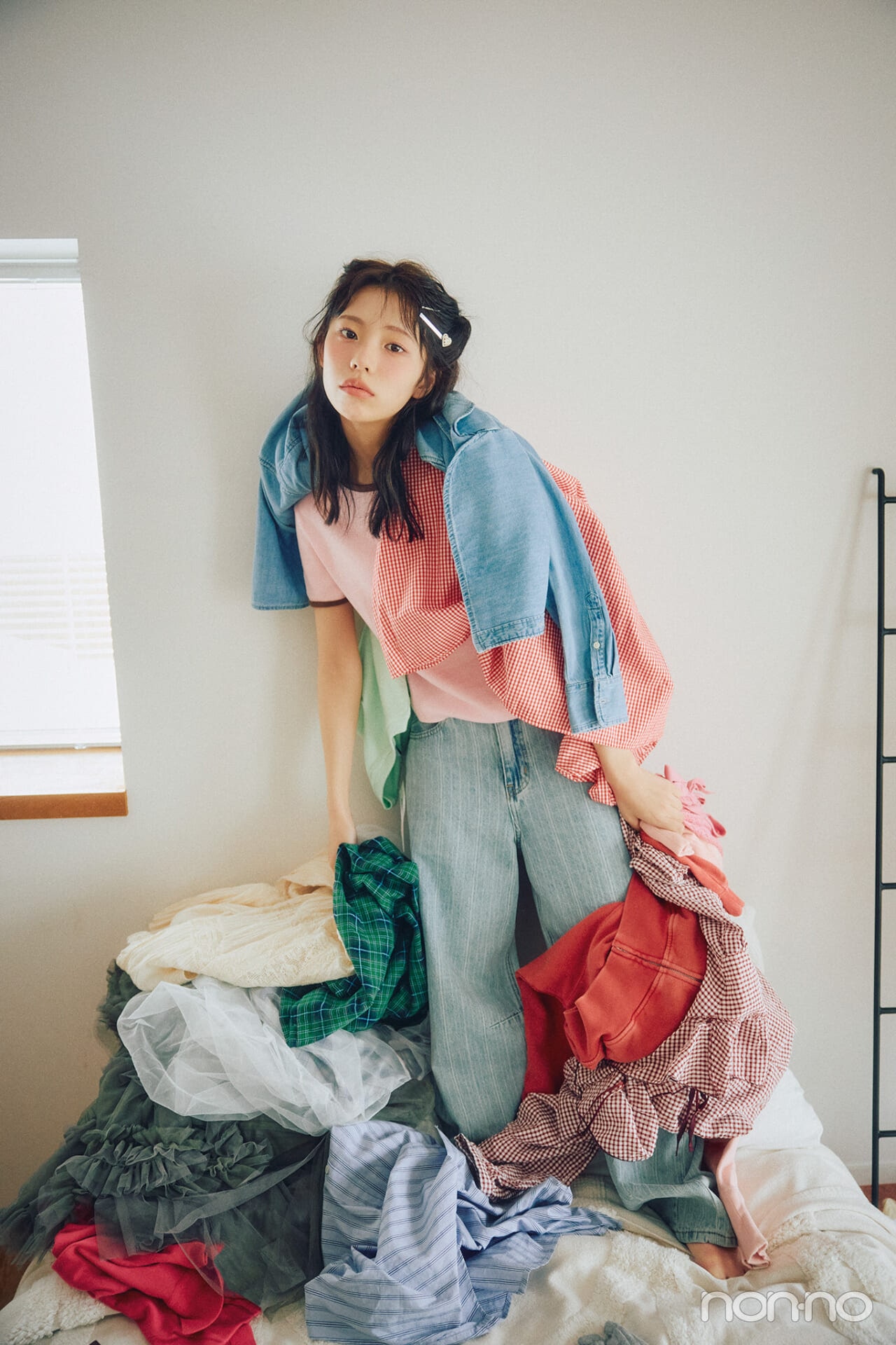 菊地姫奈のひなでぃぐ。第10回の服を肩にかけるショット