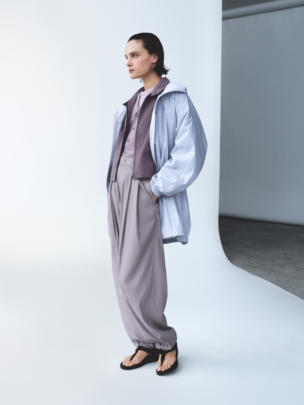 ユニクロの新作春アウターを着ている女性