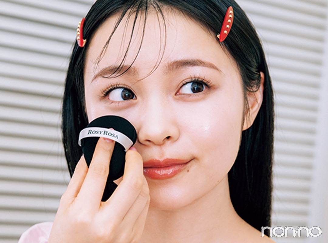 リキッドファンデの塗り方　面を使ってなじませる ROSY ROSA（ロージーローザ）マルチファンデパフ 林芽亜里