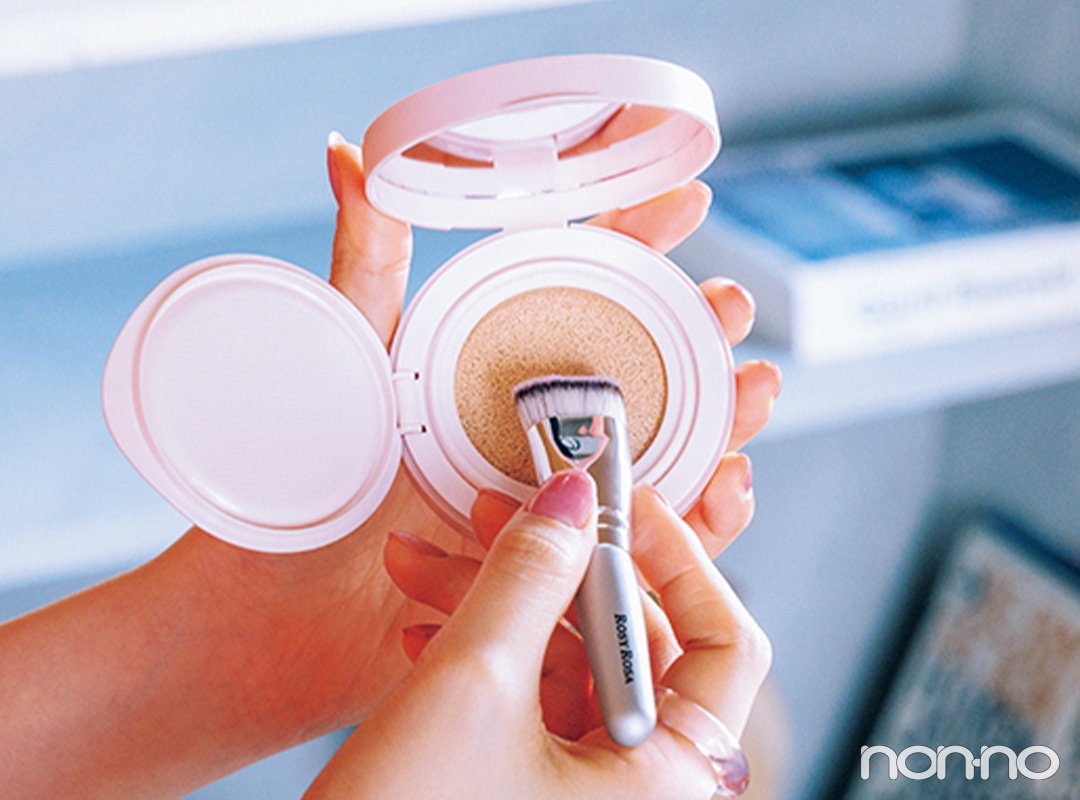 ベースメイクの直し方　直接ファンデを取って肌へ ROSY ROSA（ロージーローザ）マルチファンデブラシ＆パフ＜プチサイズ＞ 