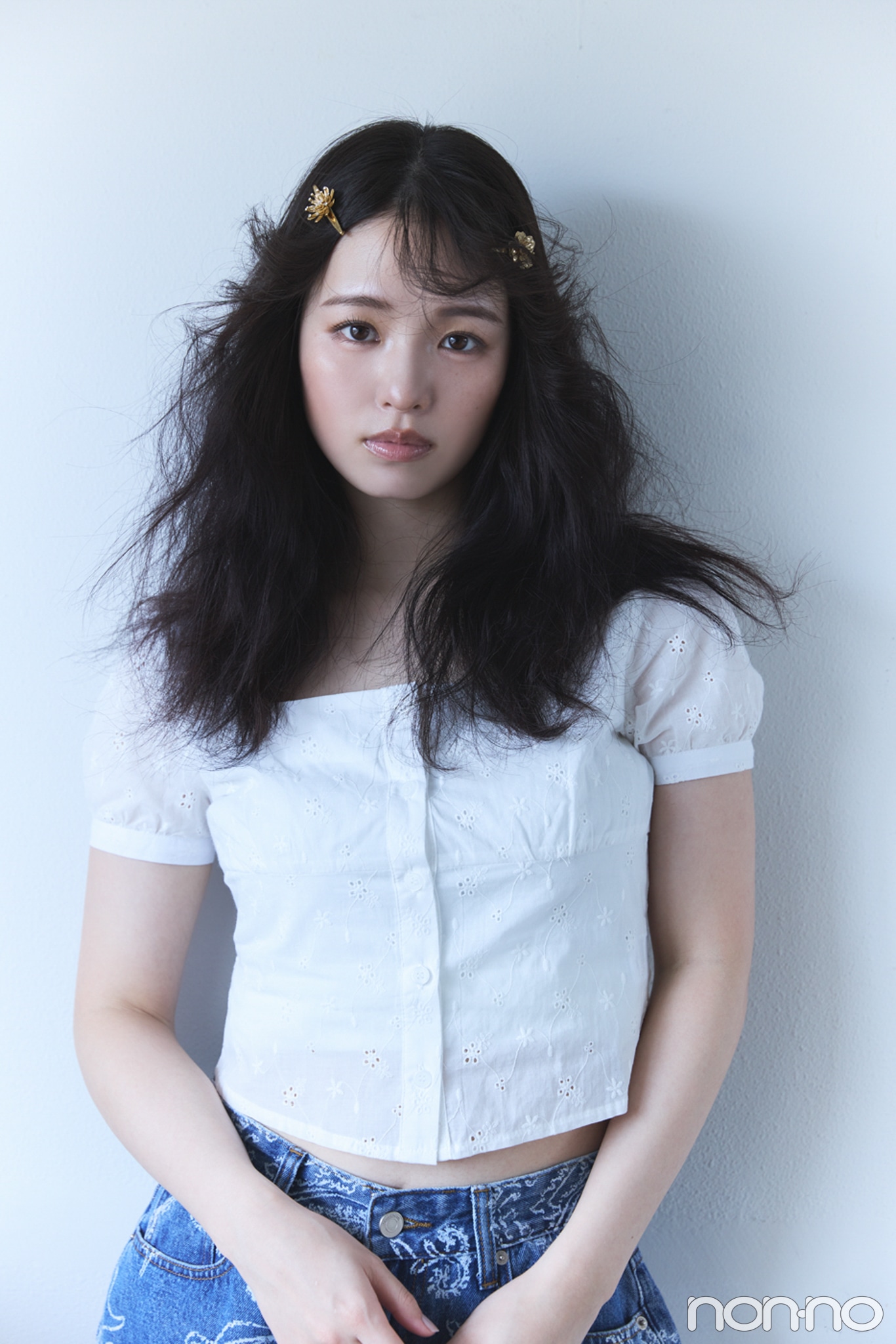 ミュウミュウのクリスタル付き花バレッタをつけた横田真悠