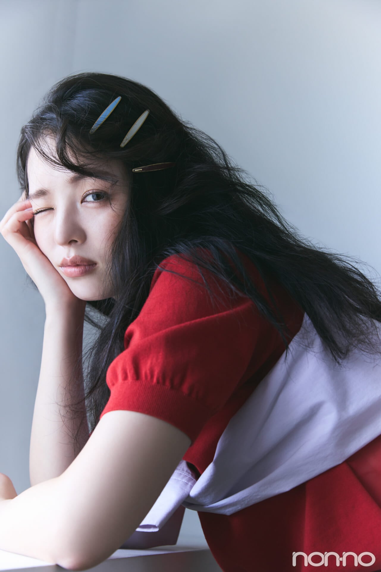 ミュウミュウのエナメルメタル ヘアクリップを付けた横田真悠