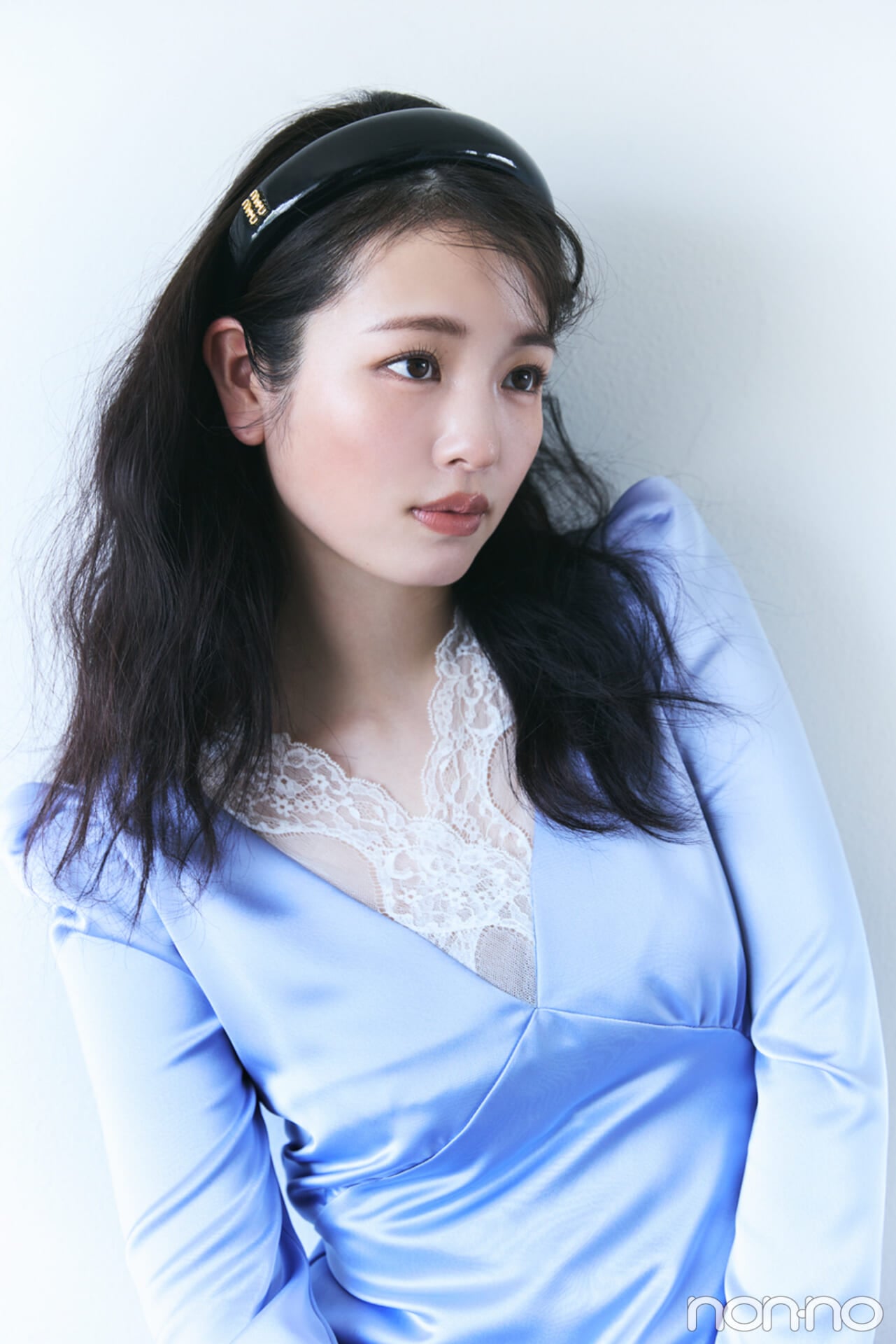 ミュウミュウのパテントレザー ヘッドバンドをつけた横田真悠
