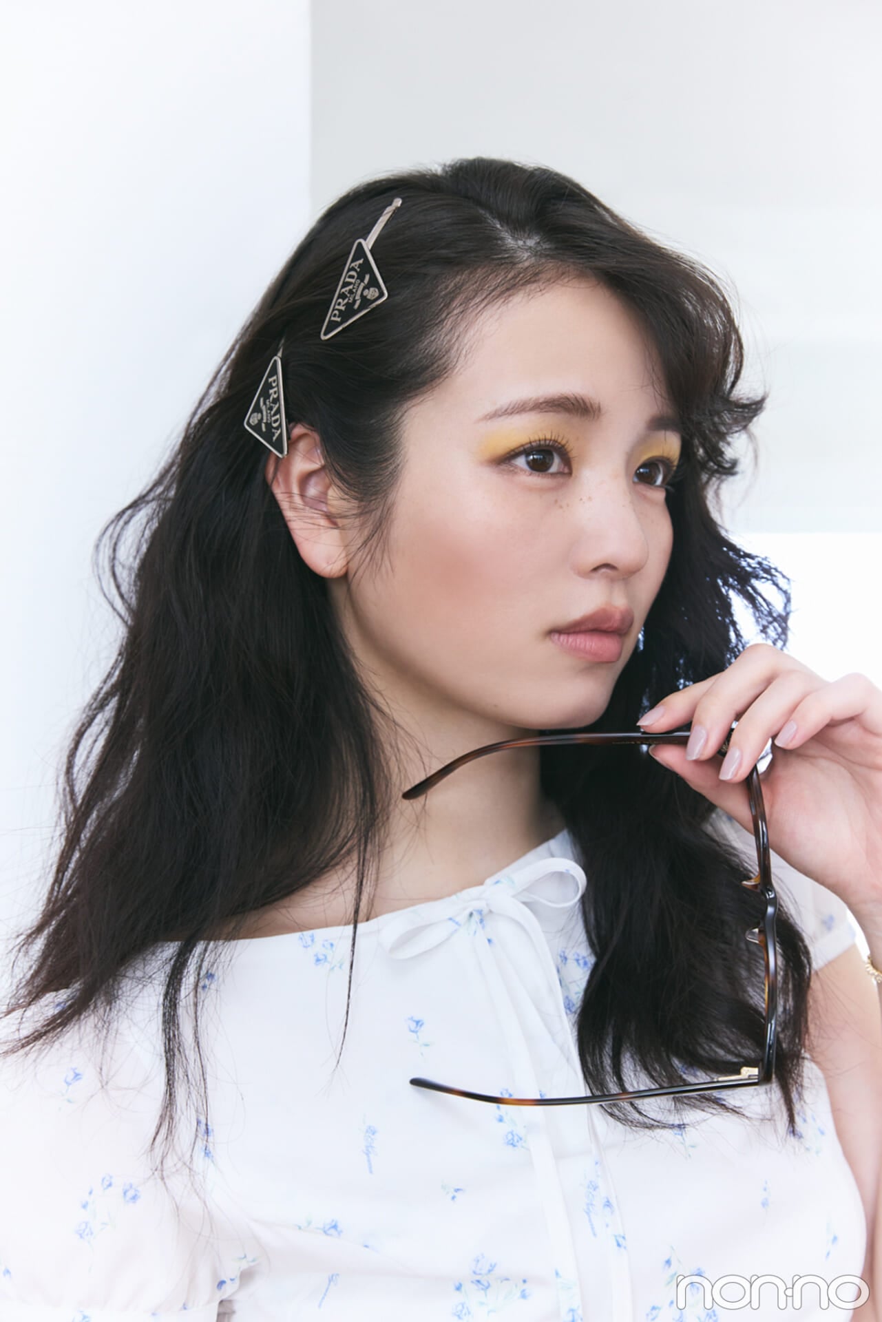 PRADA】ヘアピンやカチューシャで、ミニマルに洗練を仕込む 【横田真悠
