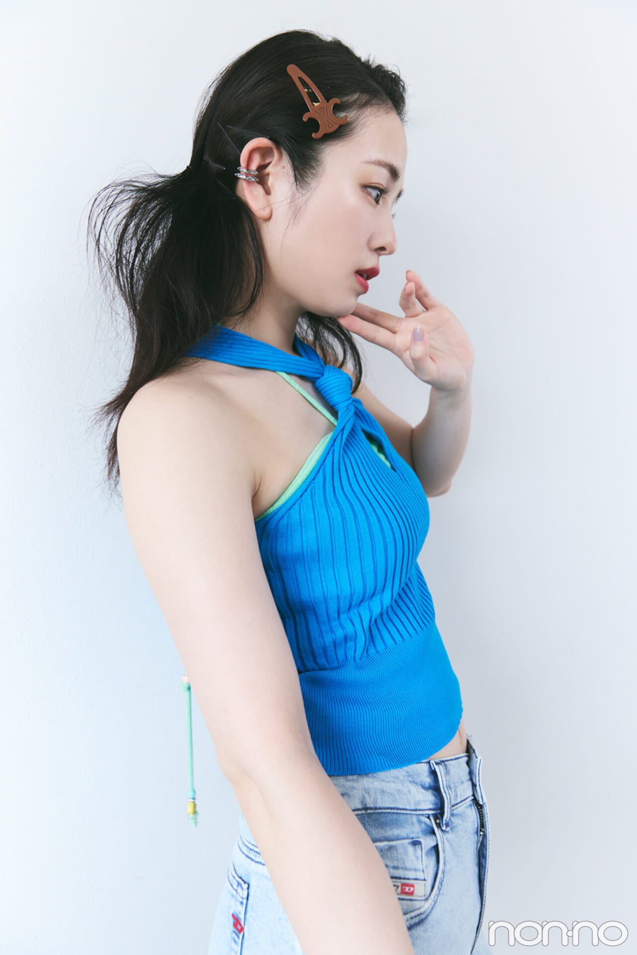 セリーヌの「ラージ スナップ ヘアクリップ」をつけて横を向く横田真悠