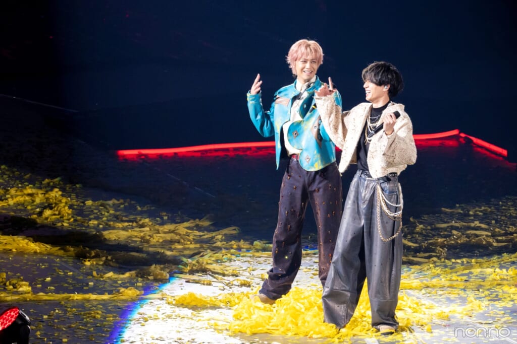 楽しそうにパフォーマンスするKing & Princeの永瀬廉さんと髙橋海人さん