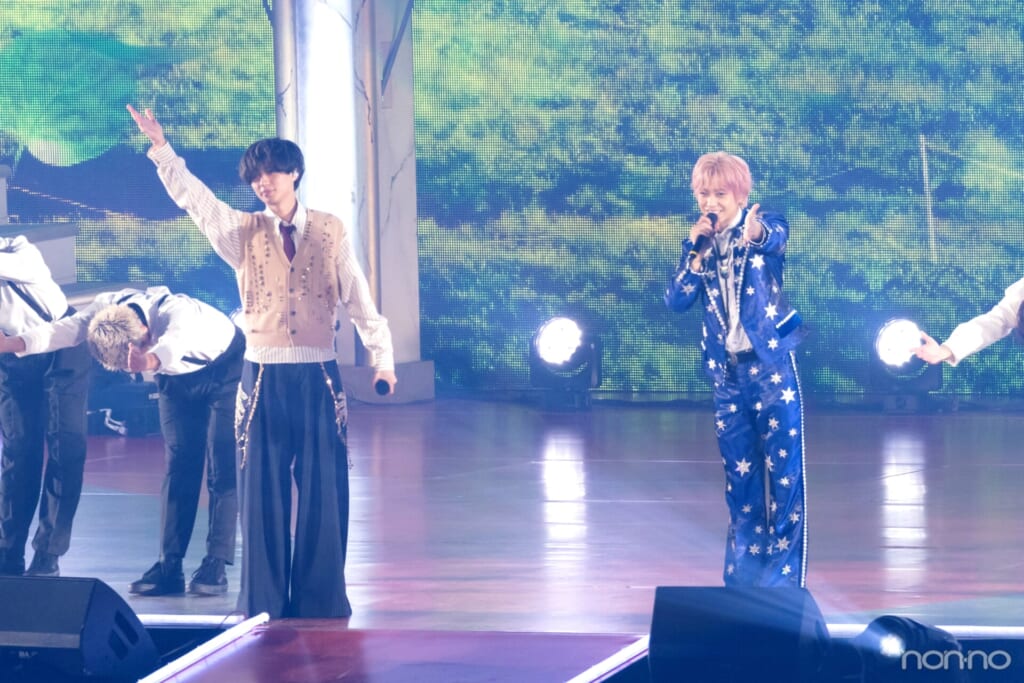 差し上げているKing & Prince永瀬廉さんと髙橋海人さん