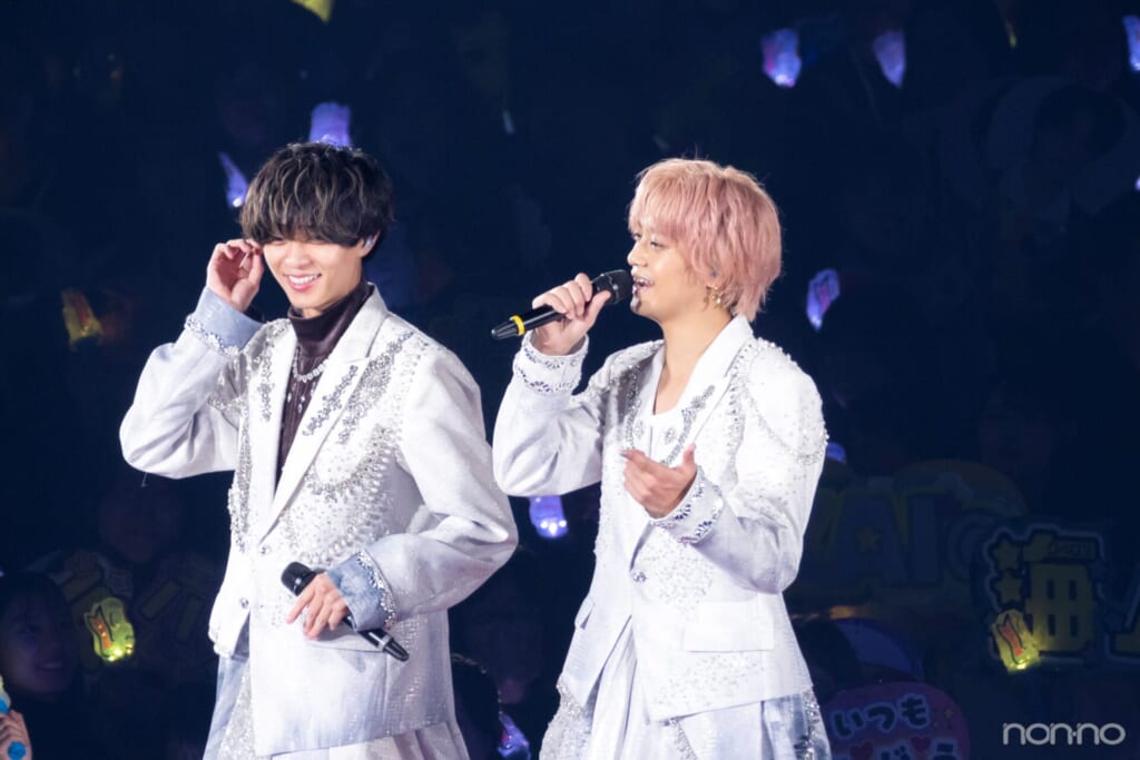 花道を楽しそうに歌いながら歩くKing & Princeの永瀬廉さん、髙橋海人さん