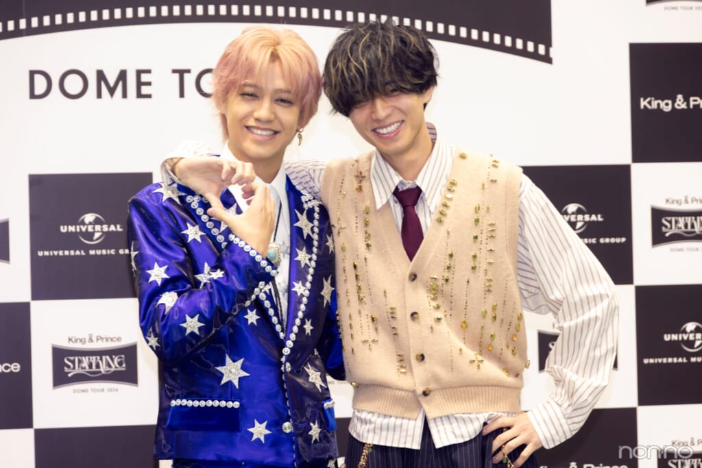 肩を組んで♡を作る永瀬廉さん、髙橋海人さん