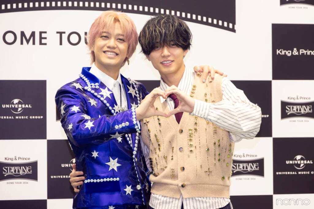 記者会見でハートを作る、King & Princeの永瀬廉さん、髙橋海人さん