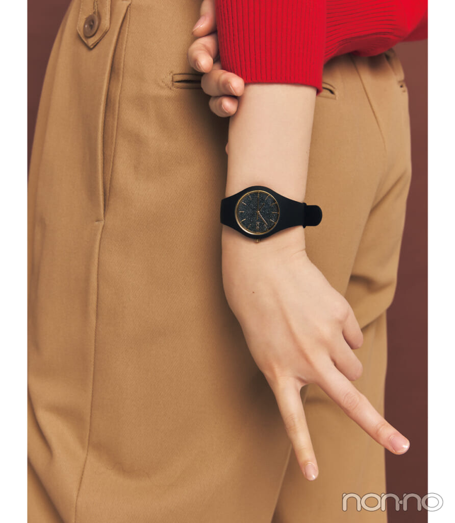 ICE-WATCHのラバーバンドの腕時計を付けた井上和