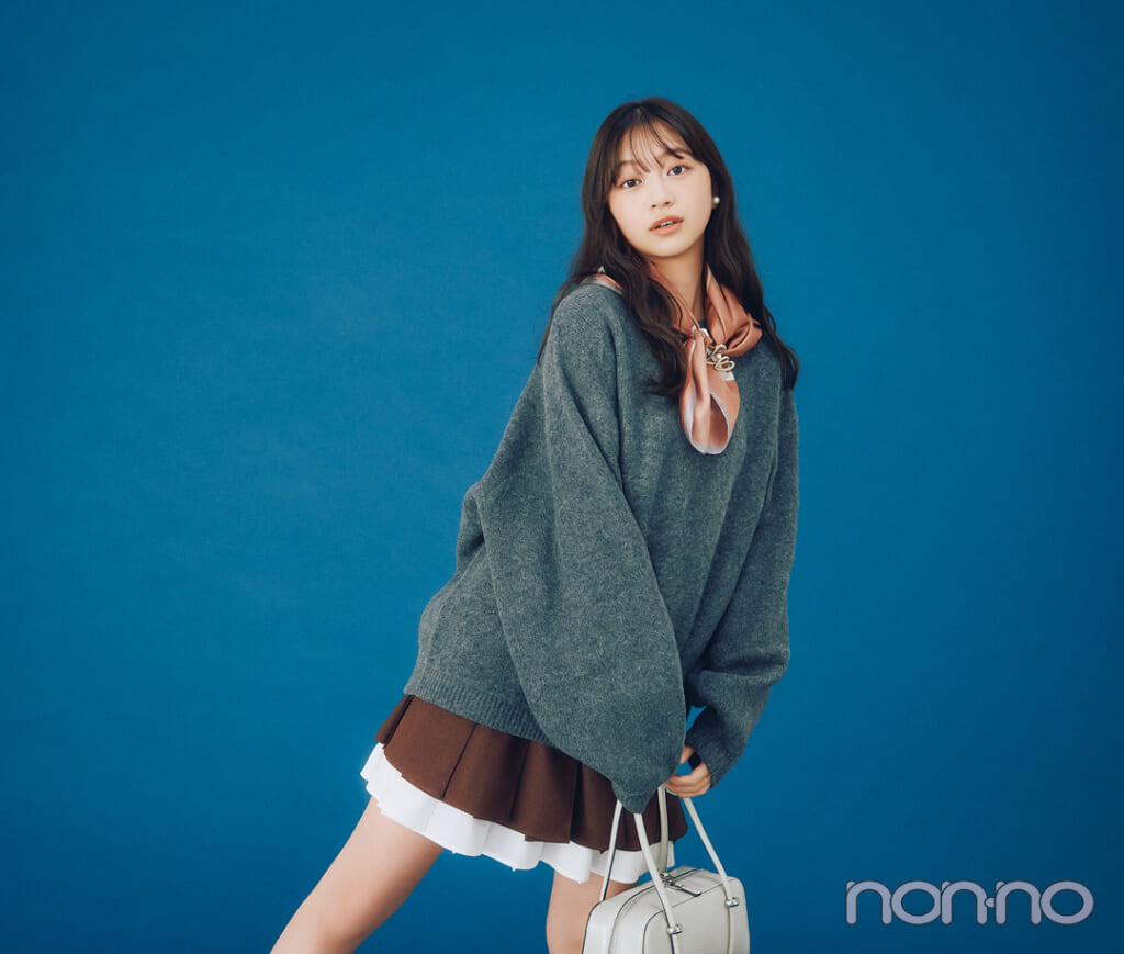 グレーニット×スカーフ×ミニスカートのコーデ