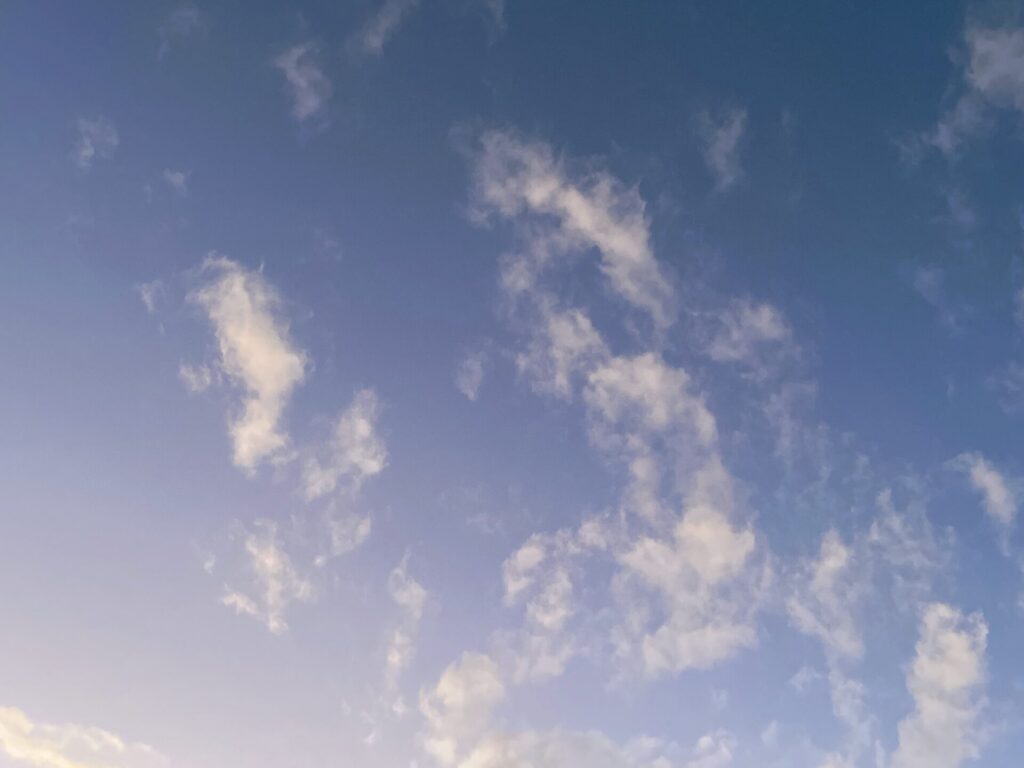 青と紫のグラデーションの空