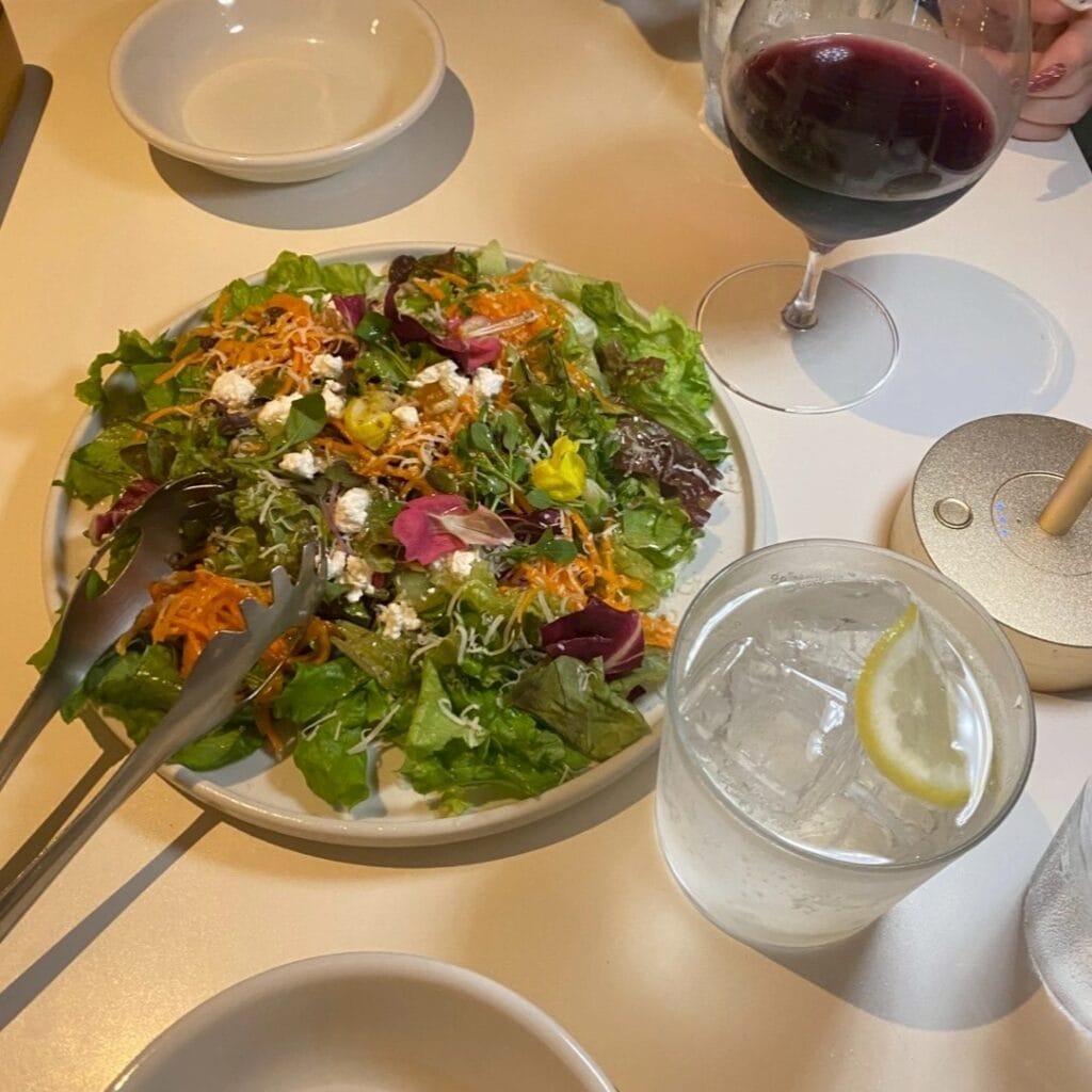 コースのサラダ