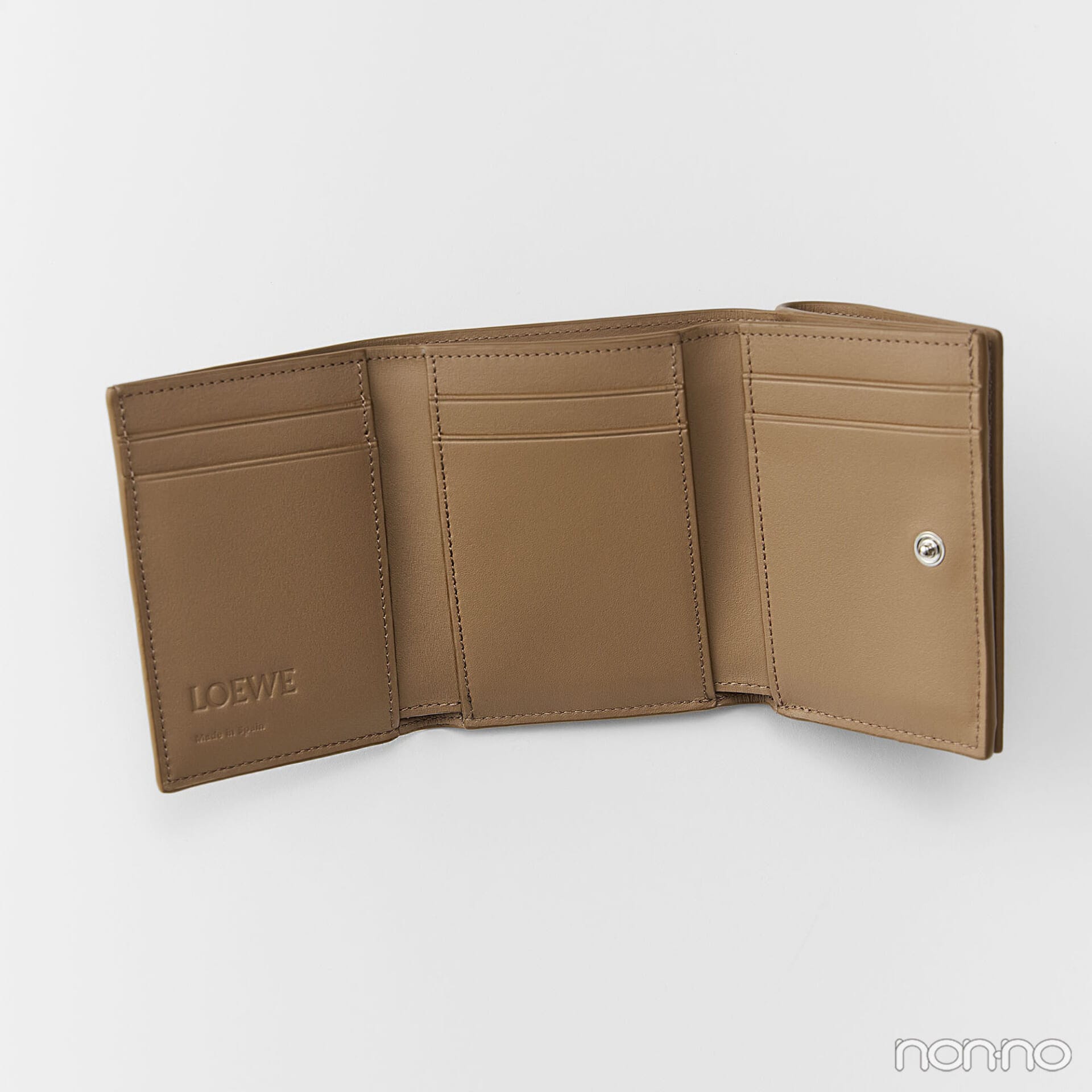 ロエベのキャッツ トライフォールド ウォレットの中身