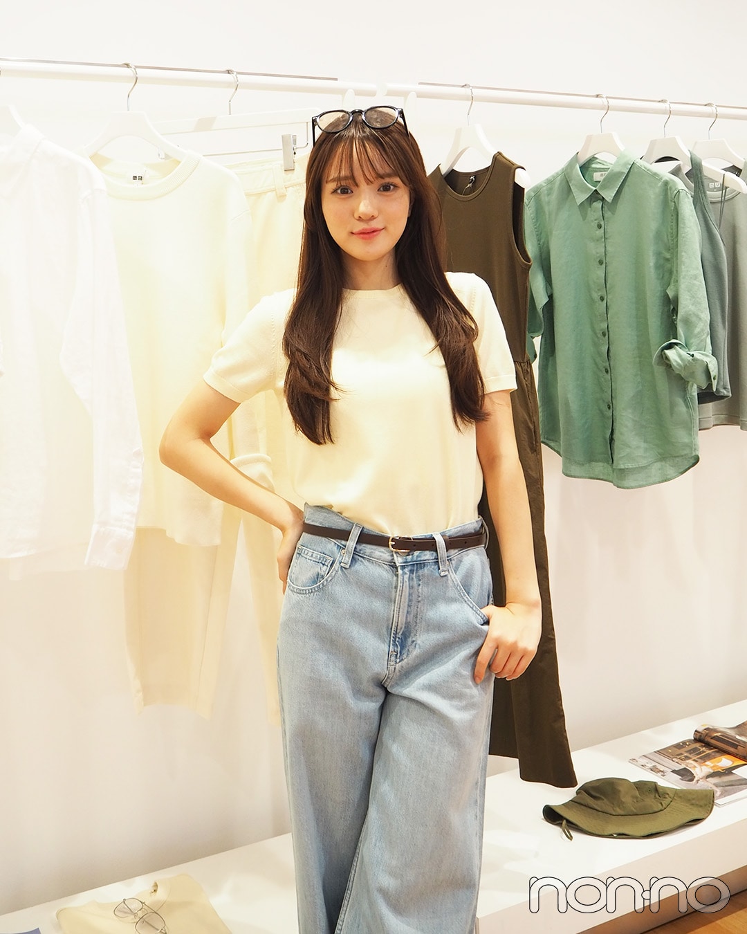 UVカットクルーネックセーター半袖のイエローとライトブルーのデニムパンツを合わせたコーデ