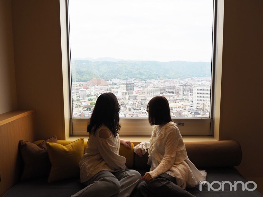 OMO7高知 by 星野リゾートの客室から外の景色を眺めているシーン