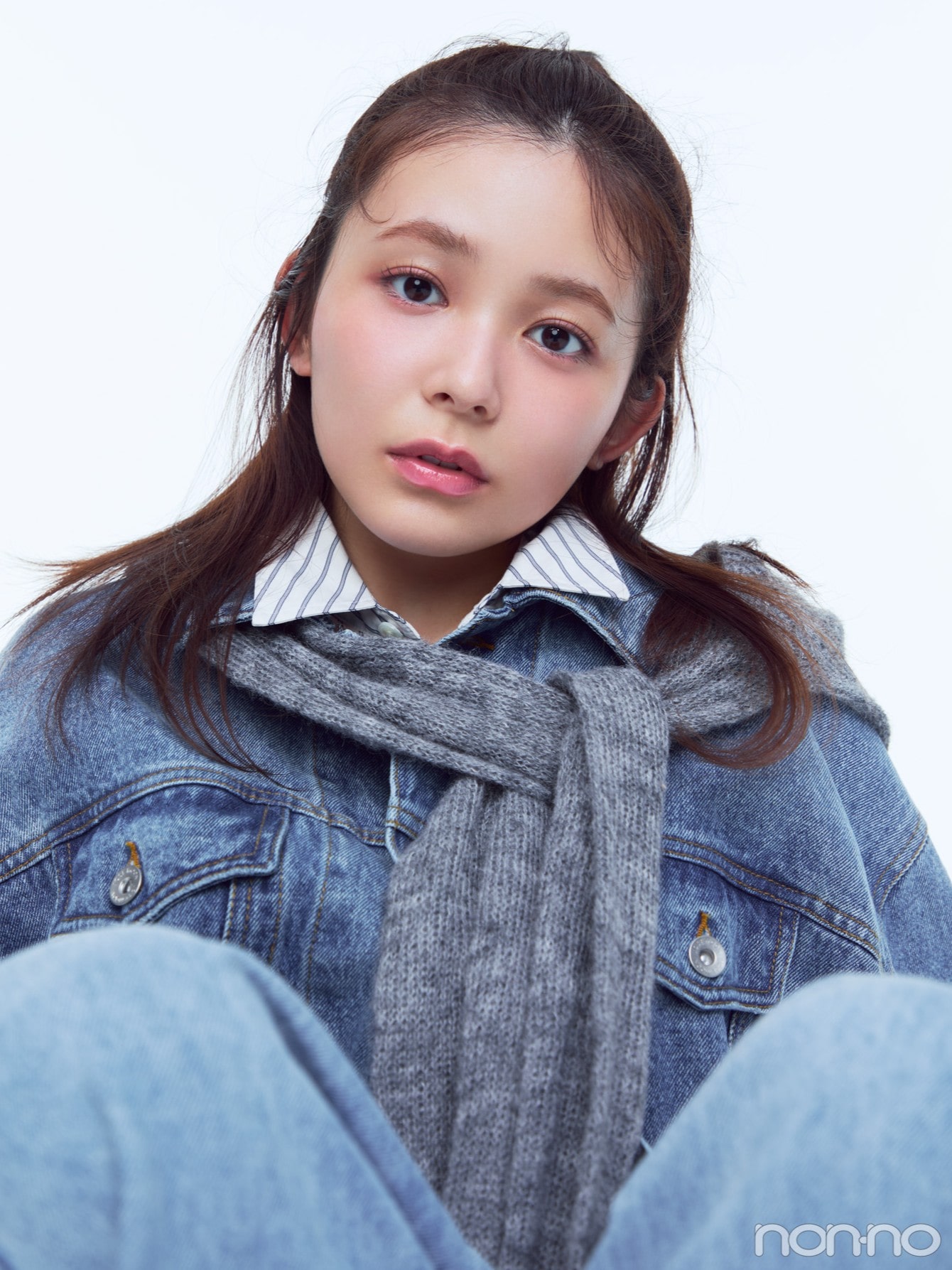 NARS「アフターグロー リップバーム N」をつけたモデル