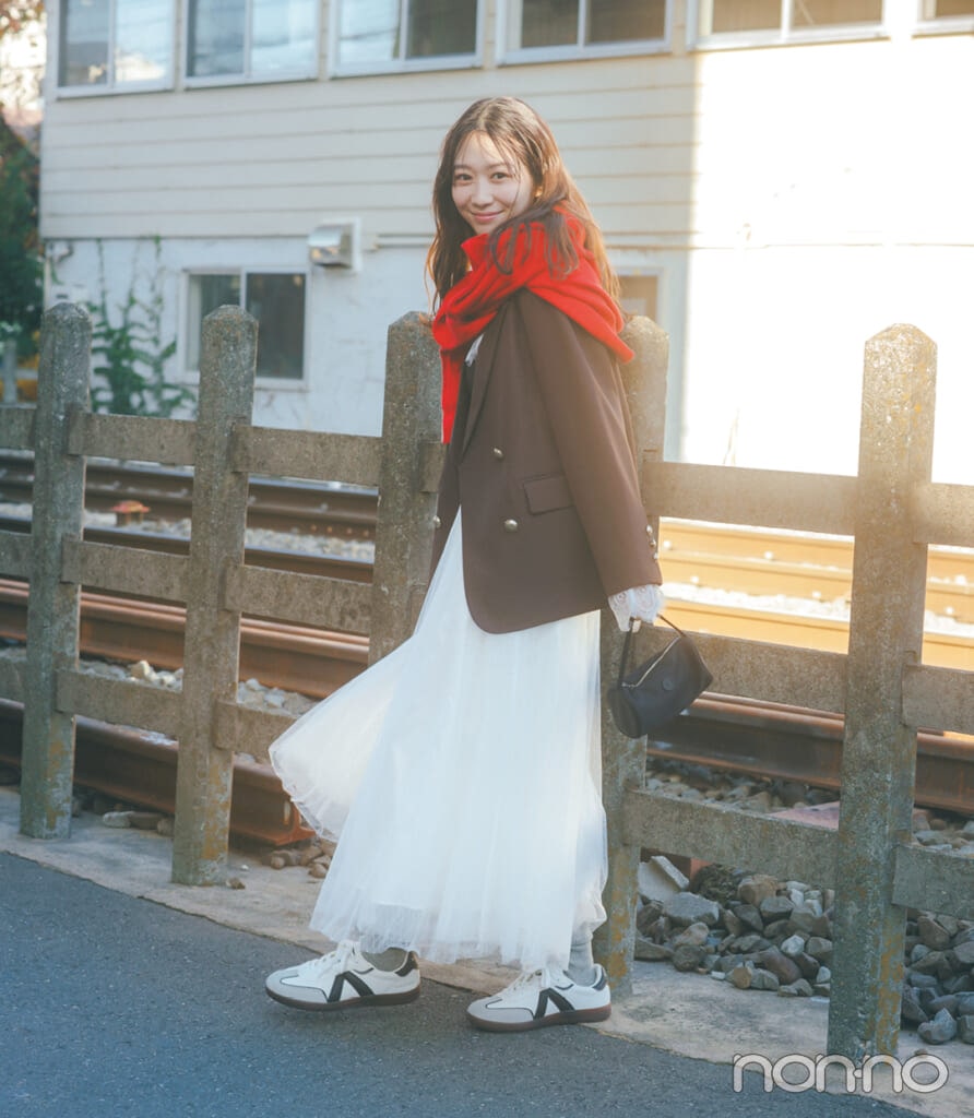 【春コーデ】白スカート×ジャケット×スニーカー