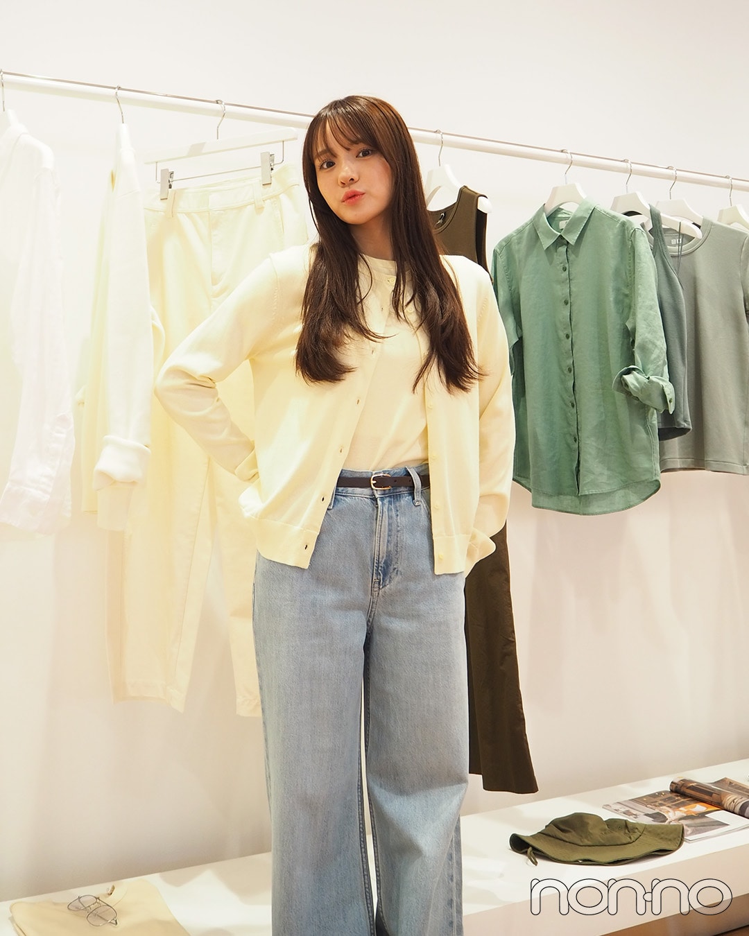 UVカットクルーネックセーター半袖に同素材のカーディガンを合わせたコーデ