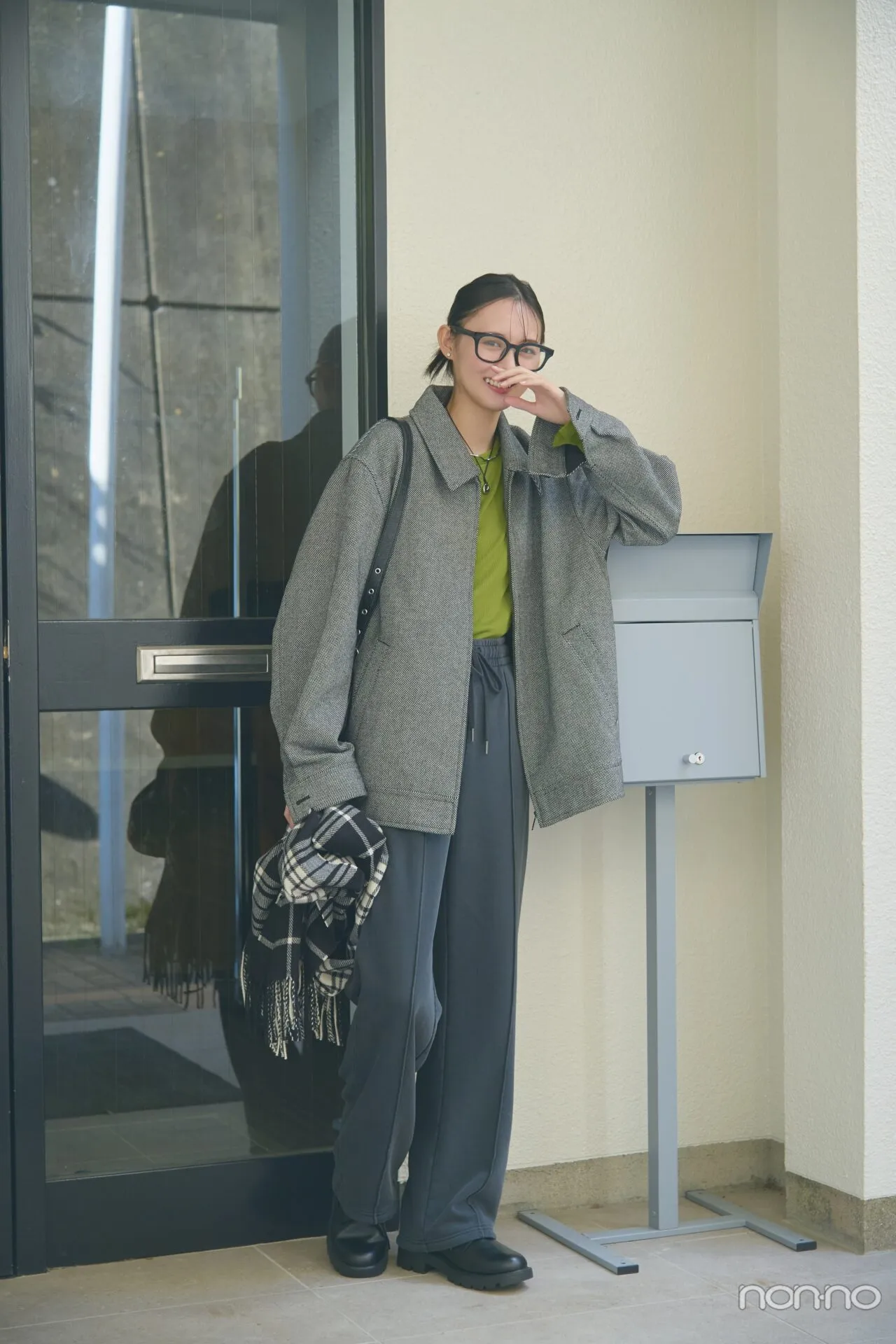 遠藤さくらの大学生の一週間コーデ、木曜日のスウエットパンツスタイル