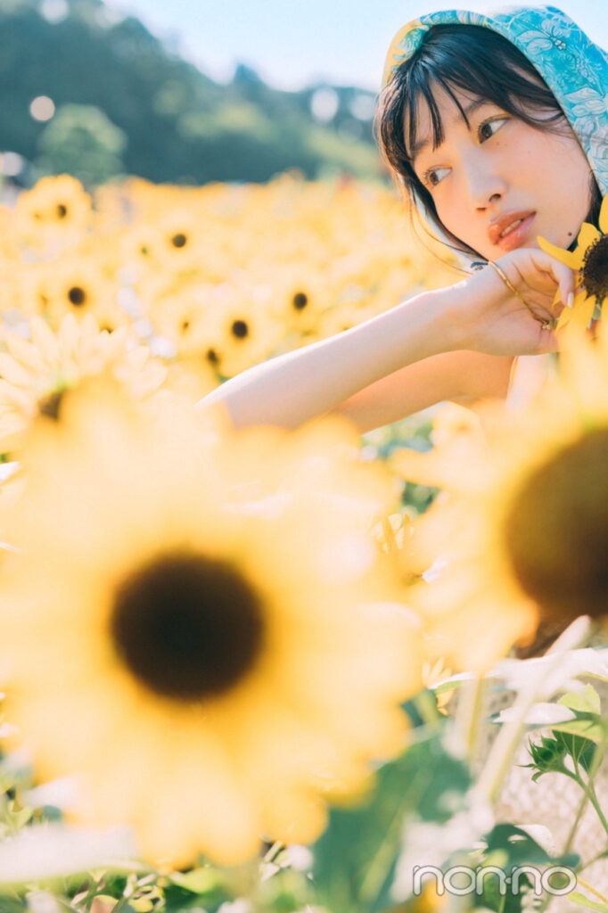 ヒマワリ畑の中でエモーショナルな表情を見せる岡本夏美