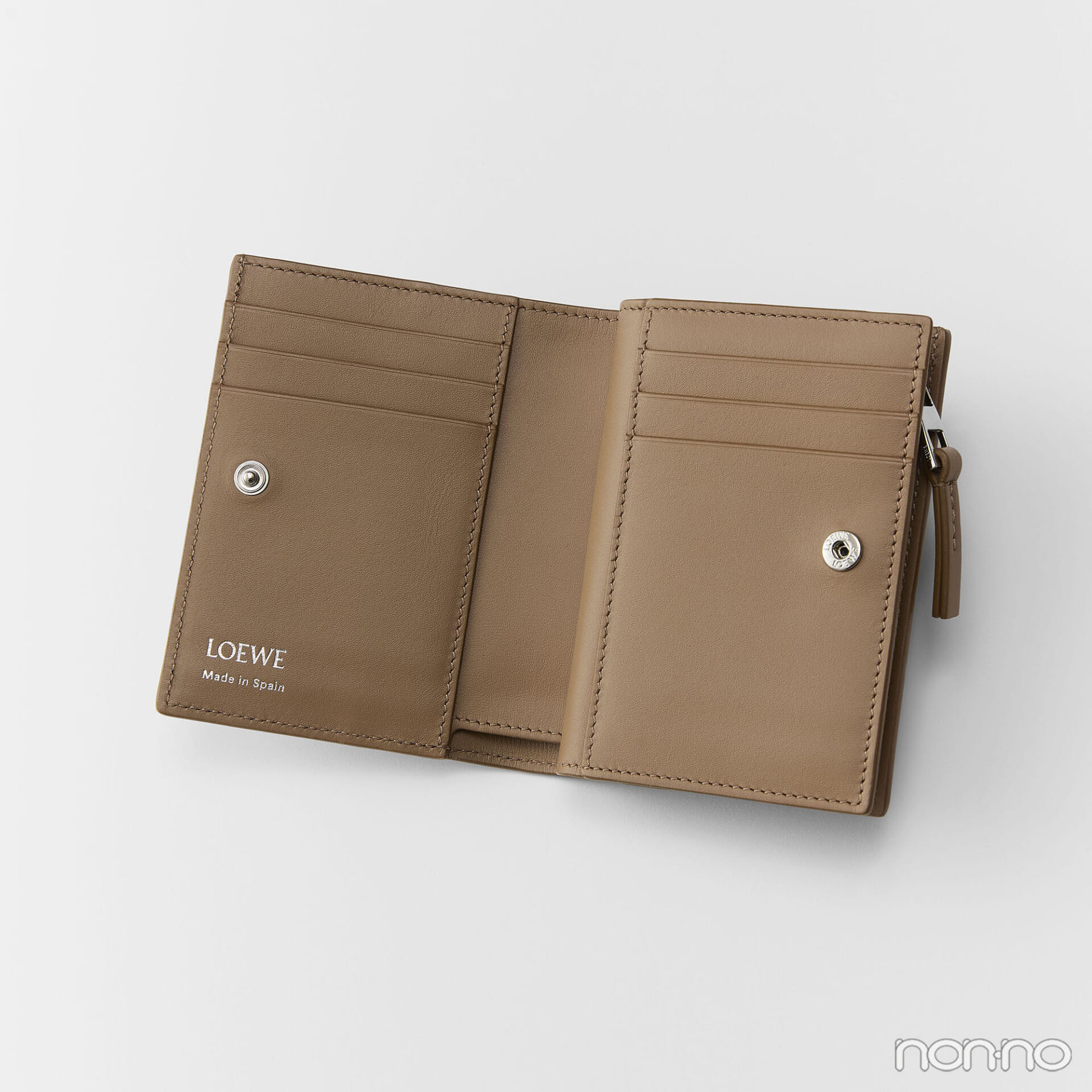 ロエベのデュエット コンパクトウォレットの中身