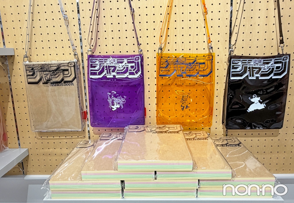 「週刊少年ジャンプ」クリアバッグ￥5500のカラーバリエーション