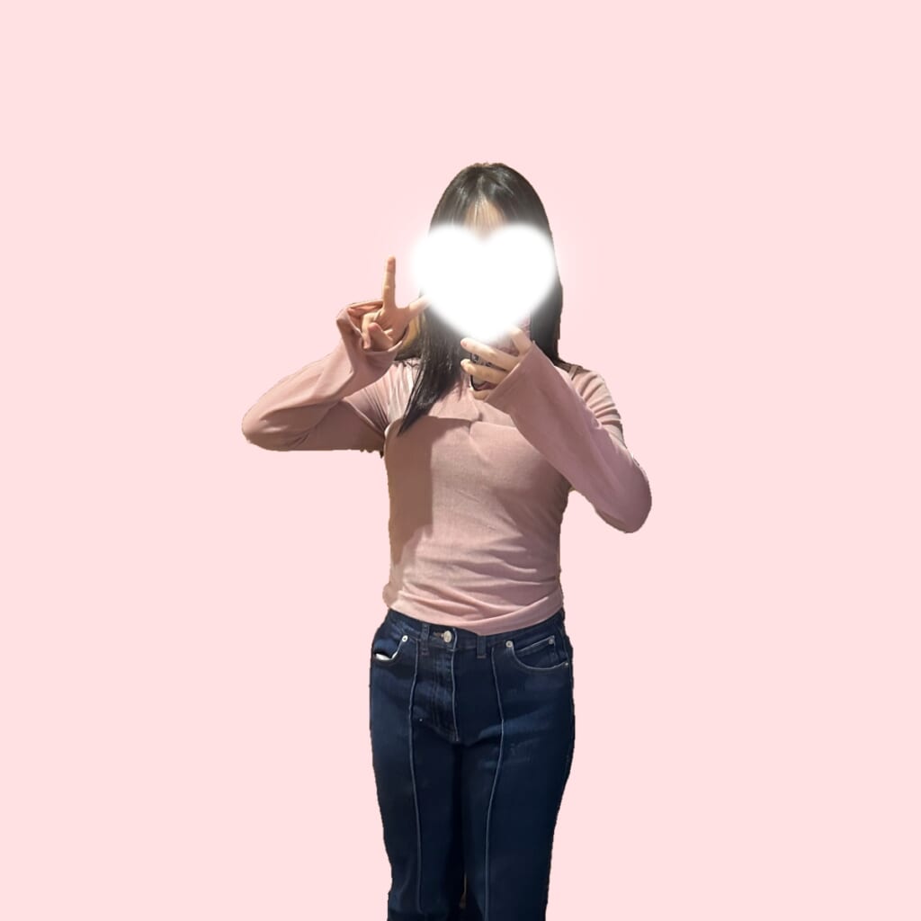 ピンクのトップス、キャミセット着用