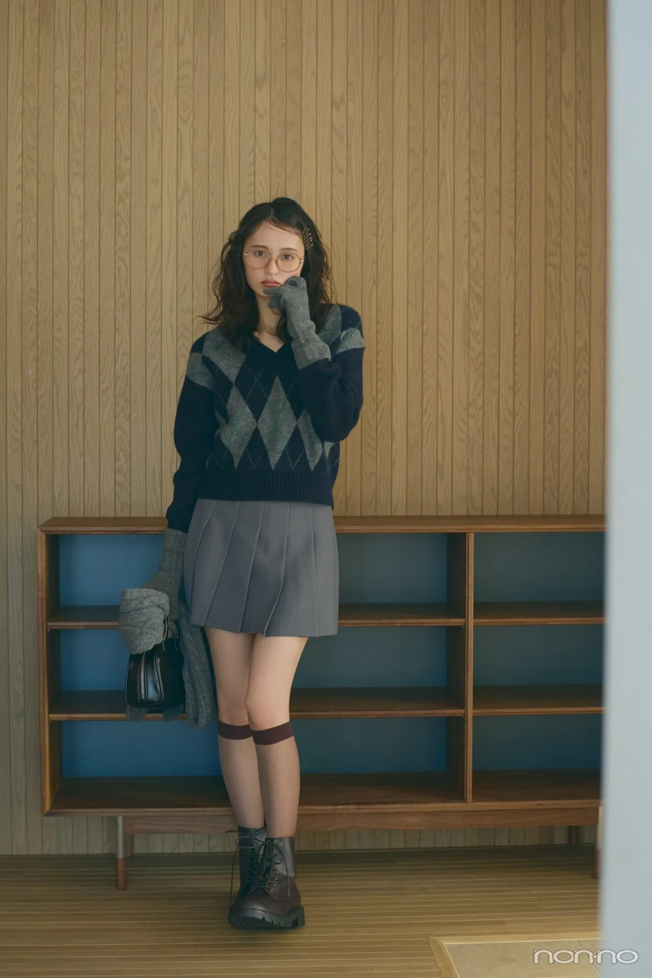 遠藤さくらの大学生の一週間コーデ、土曜日のプリーツスカートスタイル