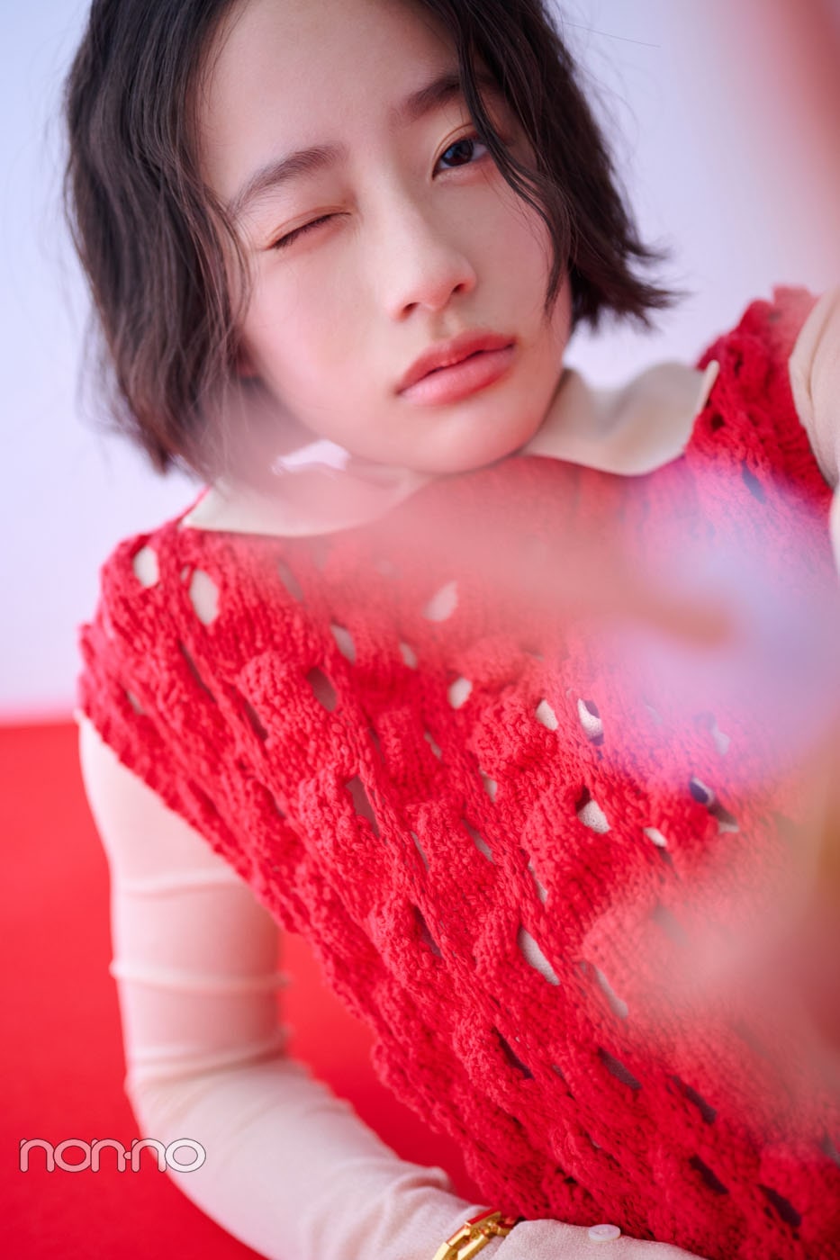 片目をつぶる池端杏慈のアップ