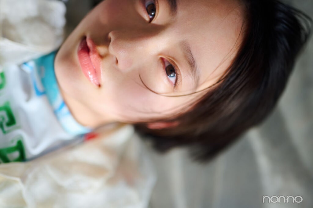俯瞰からアップにした池端杏慈