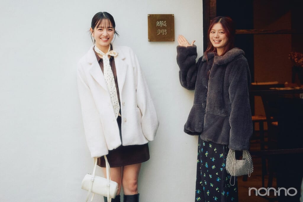 店の前に立つ紺野彩夏と横田真悠
