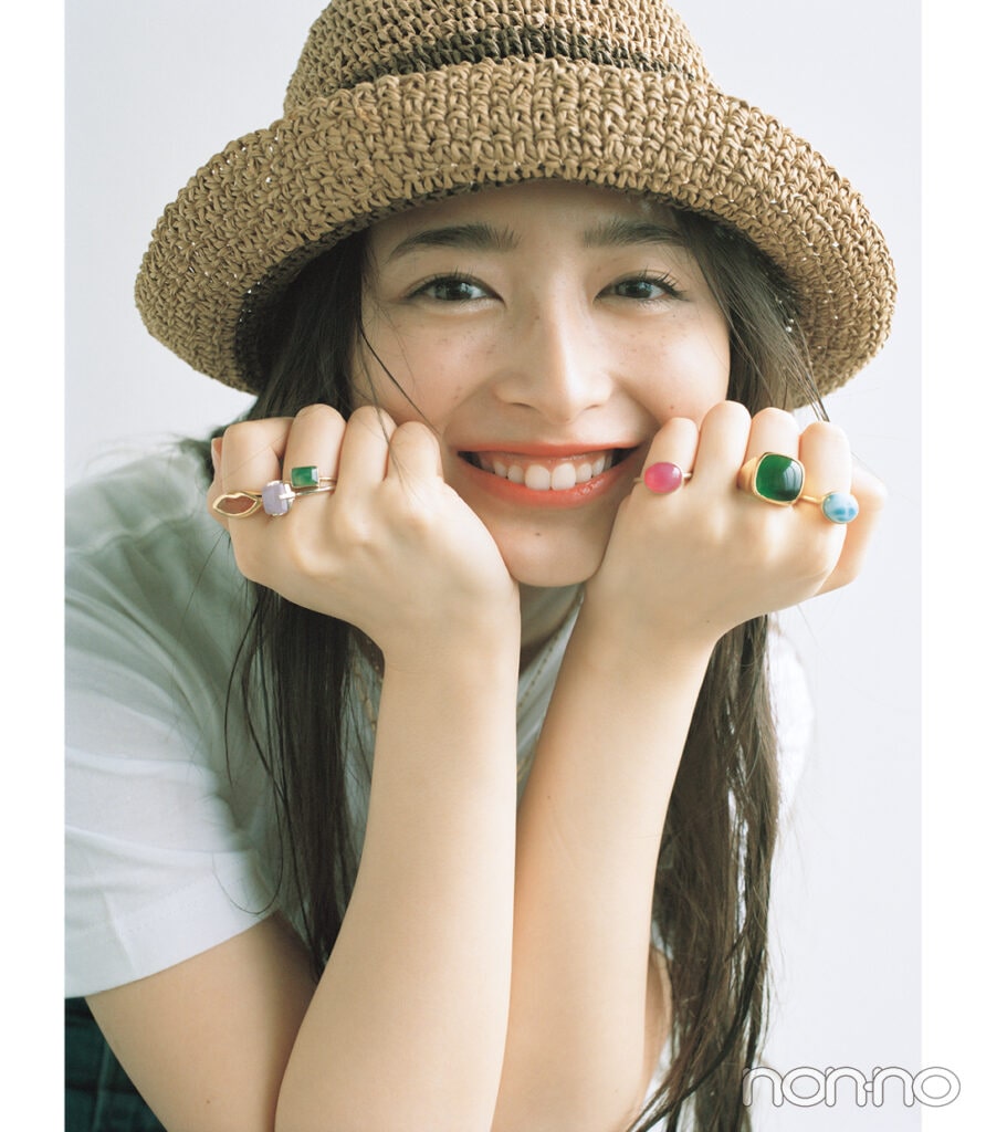 井上和がカラーストーンリングを重ね付け