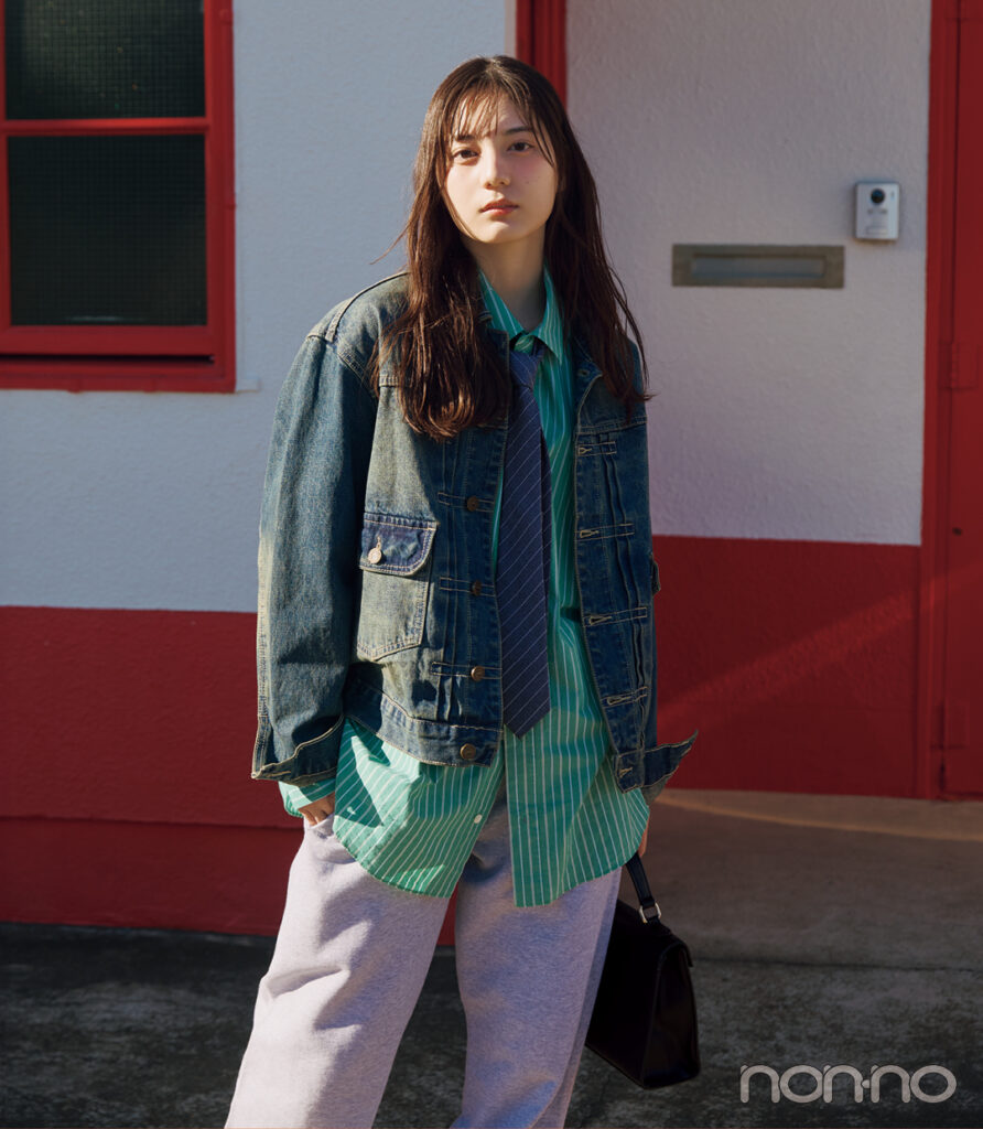 小坂菜緒の大学生の一週間コーデ、土曜日のシャツスタイル