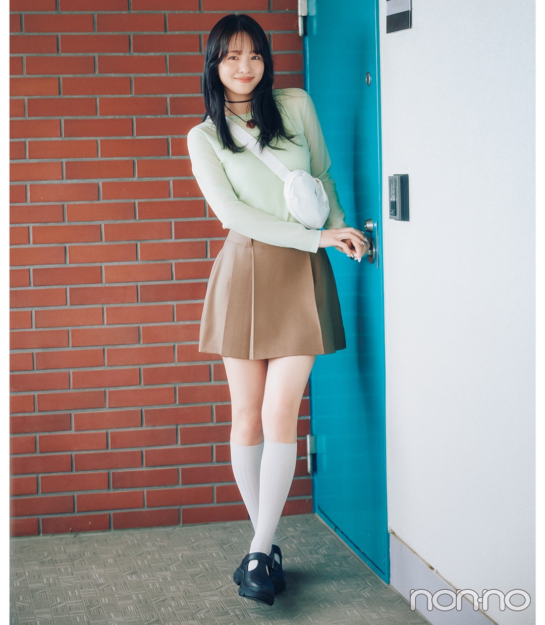 ファッション人気記事ランキング3位のミニスカ春コーデの女性