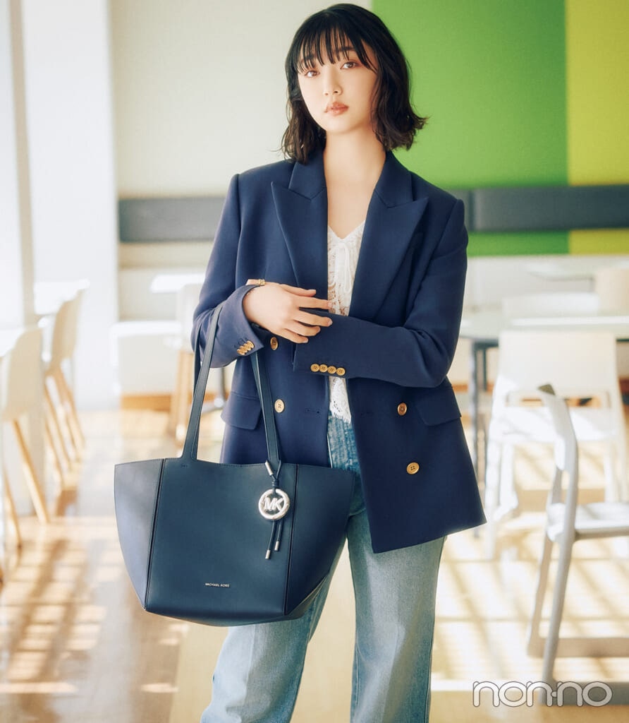 小宮山莉渚のMICHAEL Michael Kors【マイケル マイケル・コース】のノートPCが入る通学バッグ3-1