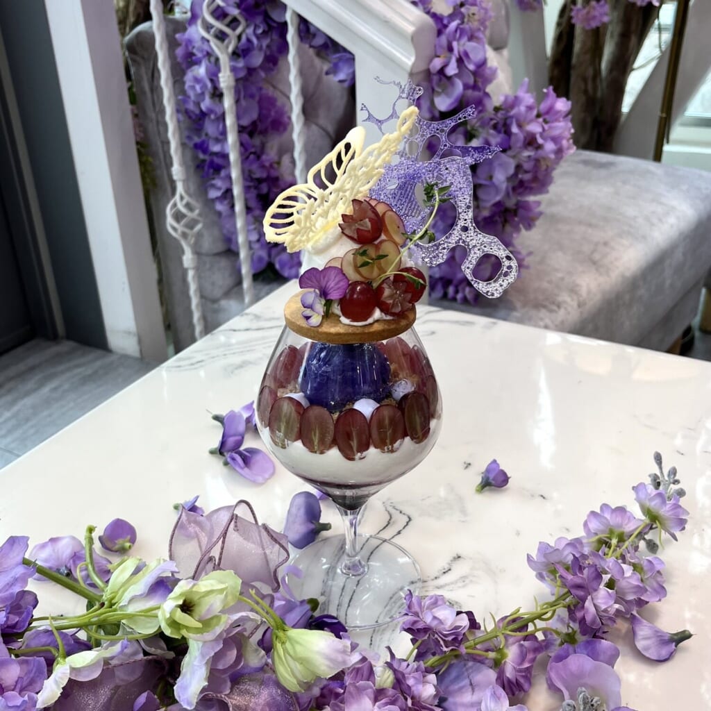 蝶の装飾が美しい夜パフェ 紫パフェ