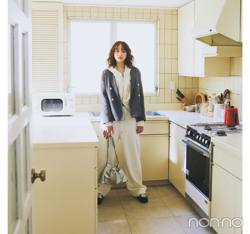 ROPÉ PICNICのオーバージャケット＆パンツのセットアップ着回し1