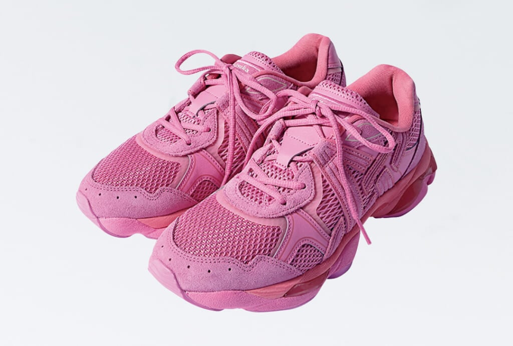 オニツカタイガーの濃いピンクスニーカー「TIGRUN