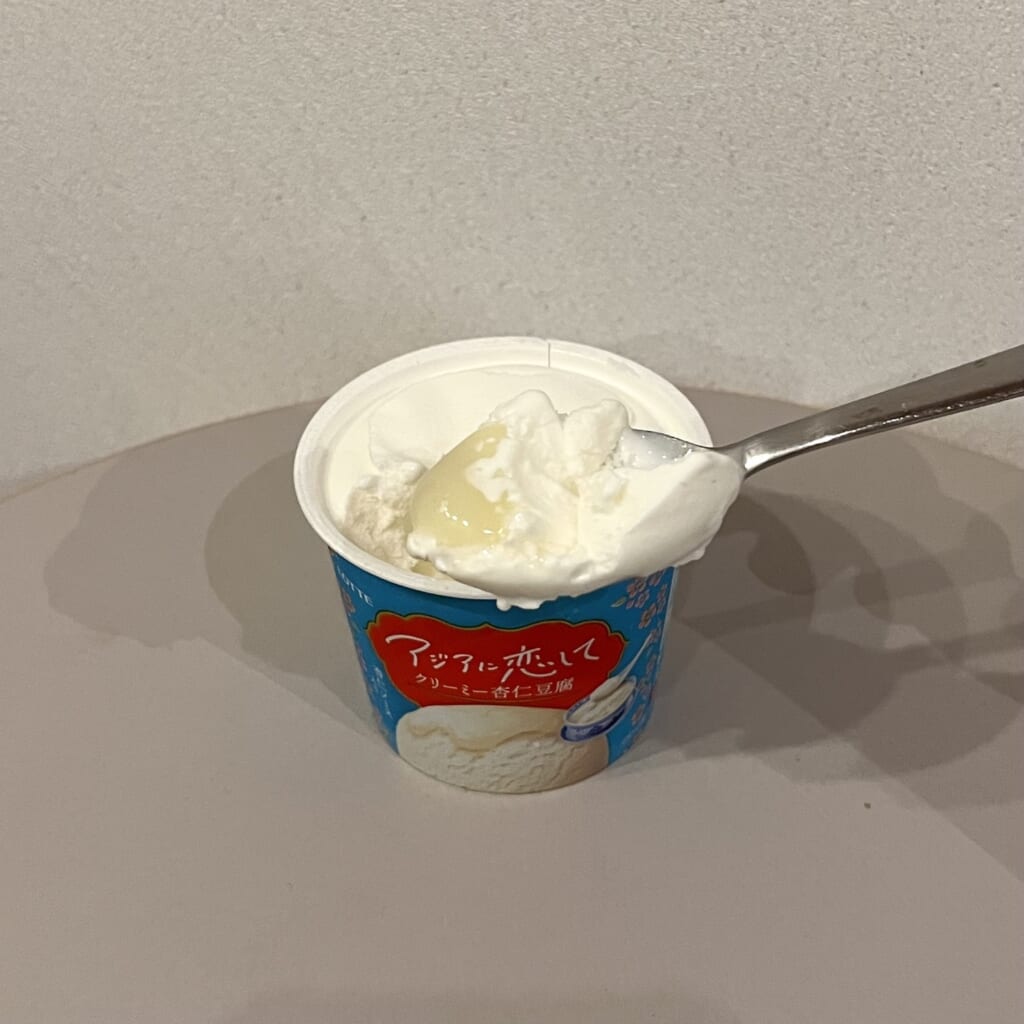 とろっとした杏仁ソースとふわふわミルクアイス