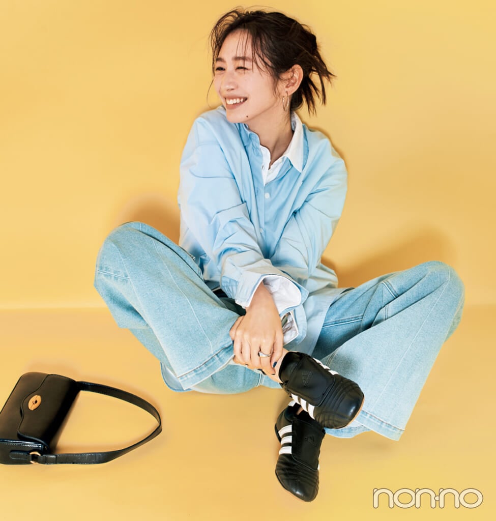 アディダスのディテールで魅せる黒スニーカー「TAEKWONDO」をはいた岡本夏美