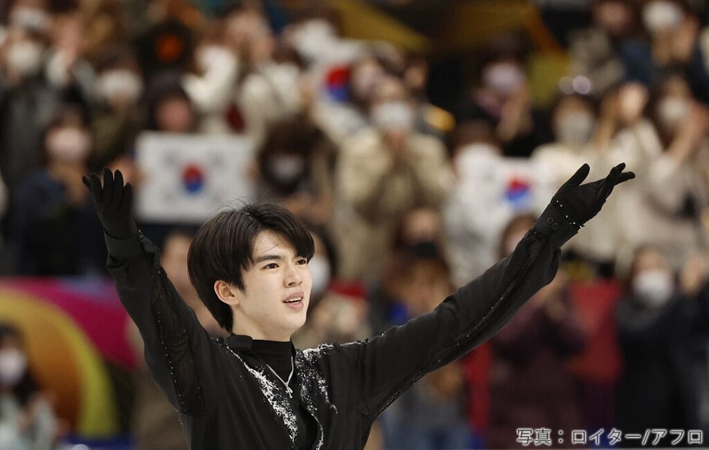 2023年世界選手権でフリーの演技を終え、挨拶するチャ・ジュンファン
