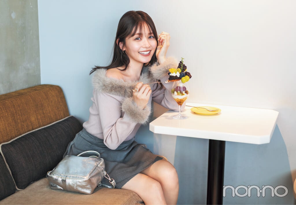 久間田琳加の夜カフェに行く時のオフショルトップスコーデ