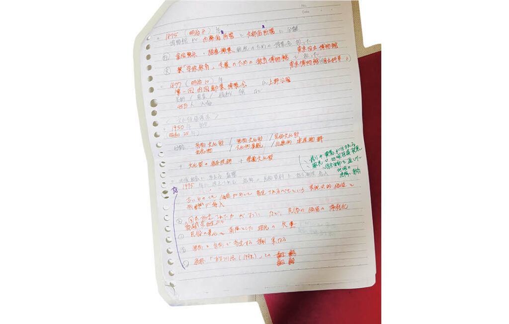 ルーズリーフを折りたたみ見やすくアレンジ（大学2年）